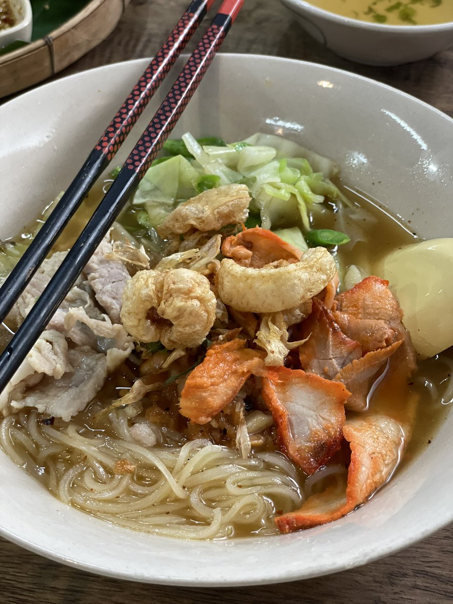 LaBombandthings's tweet photo. ชมศิลป์ #เชียงราย 7/10 ร้านขายก๋วยเตี๋ยวโบราณ ของของทอดอร่อยแบบ อมก. โดยเฉพาะคุณเต้าหู้ กับขนมจีบทอด ก๋วยเตี๋ยวแห้ง หรือน้ำก็รสชาติมาตรฐานไม่ว้าว แต่หักคะแนนที่ร้านทำนานมากกกกก หิวจนหายหิว ง่วงก็เกือบหลับ #รีวิวเชียงราย #ร้านอาหารเชียงราย #aroi https://t.co/wz6K3PWAWu
