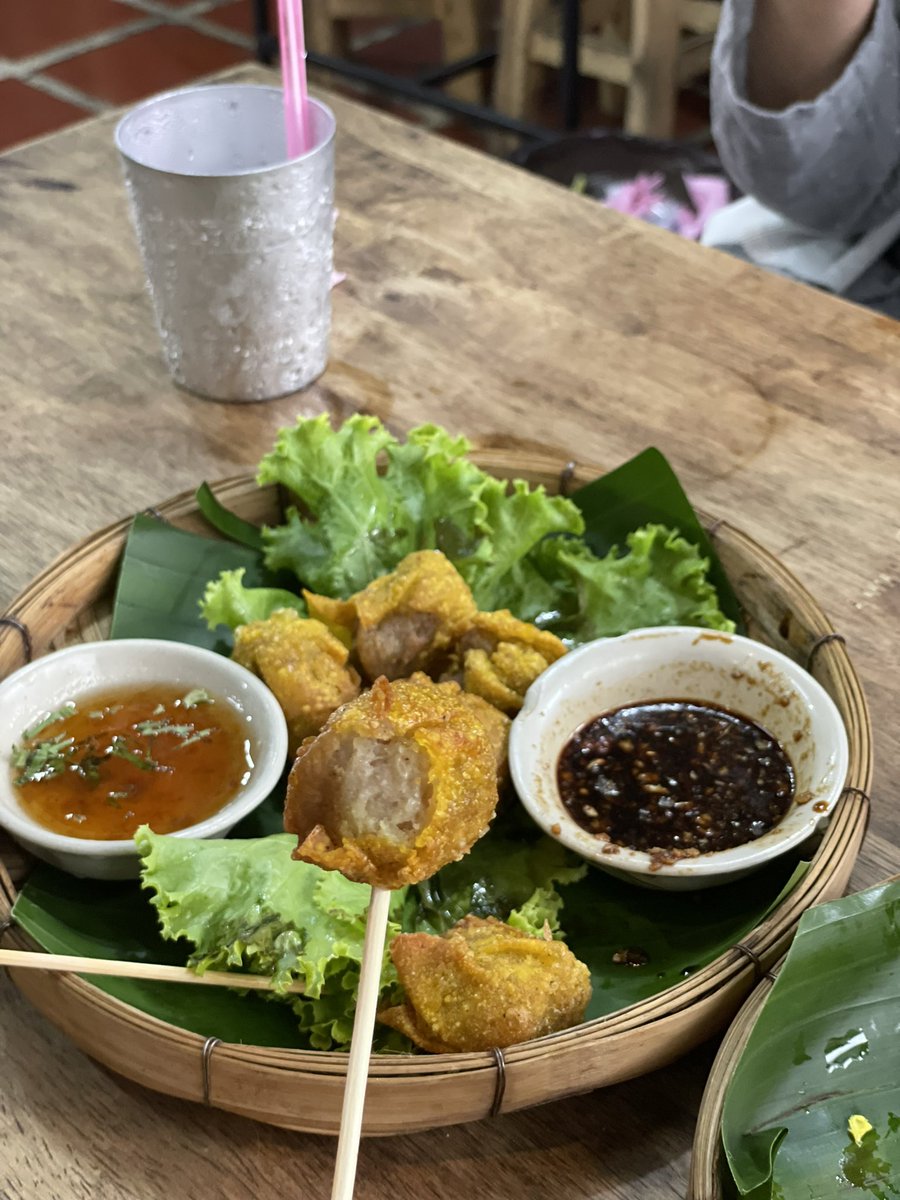 LaBombandthings's tweet photo. ชมศิลป์ #เชียงราย 7/10 ร้านขายก๋วยเตี๋ยวโบราณ ของของทอดอร่อยแบบ อมก. โดยเฉพาะคุณเต้าหู้ กับขนมจีบทอด ก๋วยเตี๋ยวแห้ง หรือน้ำก็รสชาติมาตรฐานไม่ว้าว แต่หักคะแนนที่ร้านทำนานมากกกกก หิวจนหายหิว ง่วงก็เกือบหลับ #รีวิวเชียงราย #ร้านอาหารเชียงราย #aroi https://t.co/wz6K3PWAWu