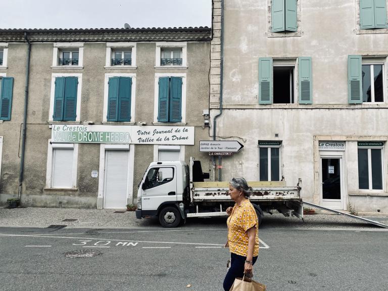 Quand des journalistes deviennent leur propre patron (pour sauver leur journal). Dans la Drôme, la famille qui possédait "Le Crestois" a dû céder son hebdo. Une partie de la rédaction a décidé de le relancer. Par <a href="/deslandes/">Mathieu Deslandes</a> pour <a href="/INA_RevueMedias/">la revue des médias</a>

larevuedesmedias.ina.fr/le-crestois-he…