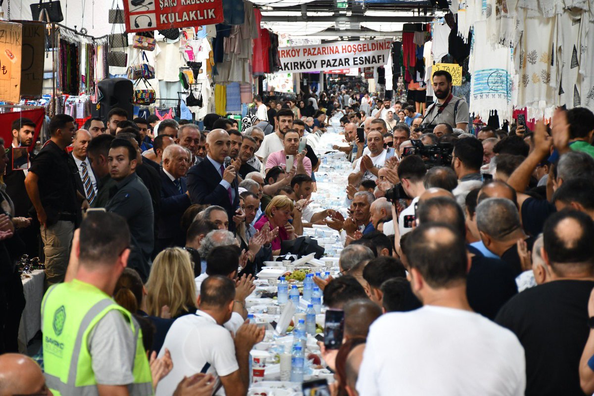 Genel Başkanımız Sayın Kemal Kılıçdaroğlu, bugün Bakırköy’de pazarcı esnafı ve halkımızla buluştu.

📌Genel Başkanımız Sayın <a href="/kilicdarogluk/">Kemal Kılıçdaroğlu</a>’nun Bakırköy Pazarı esnafına verdiği sözü yerine getirdik.

📌 75 bin m² büyüklüğünde Türkiye’nin en modern, KAPALI PAZAR ALANI’nı ilçemize