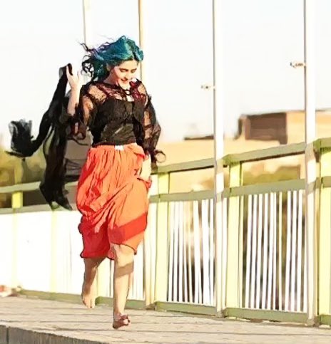 #سپیده_قلیان بخاطر شکایت آمنه‌سادات ۱۵ ماه حبس گرفت.

فقط همون تفی که سپیده انداخت تو صورتت،
پتیاره!

#مهسا_امینی