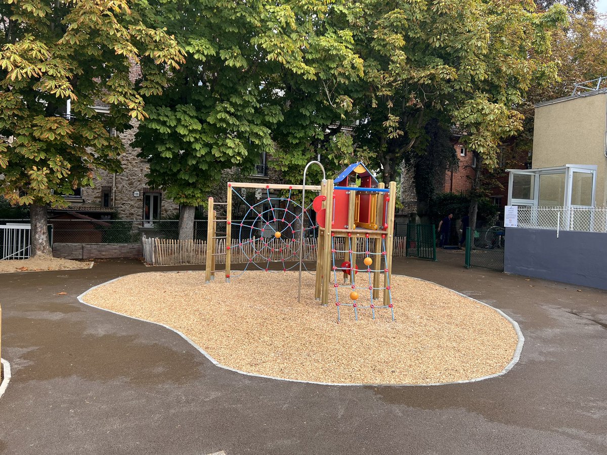 ericberdoati's tweet photo. Visite de rentrée dans nos écoles @VilleSaintCloud. Les travaux d’été se sont correctement déroulés : sanitaires, posé de stores, réalisation d’une cour dite oasis, la troisième dans notre ville… https://t.co/khvoDGTWOV