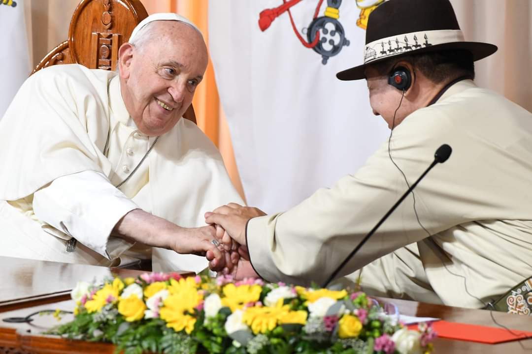 Ерөнхийлөгчийн гадаад бодлого айхтар байна.

Дэлхийн шашны гурван ноён оргилын нэгийг Монголд урилаа.

НҮБ-ын Ерөнхий нарийн бичгийн даргыг авчирлаа.

Их-7-гийн гишүүн, цөмийн гүрэн Францын Ерөнхийлөгчийг зочлууллаа. 

Хоёр их гүрний хүчийг дипломат аргаар тогтоон барьж бна.