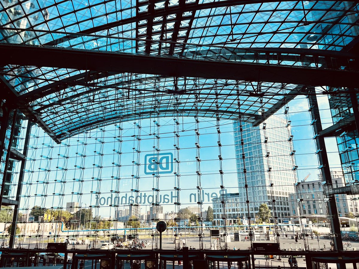 So long, Berlin! 🚞 🚊🚂 It was fun to present our paper with @olga_eisele and @NicRighetti about discourse networks on truth contestation on Facebook #ECREAPolComm23 See you all next time! 🔥🔥🔥