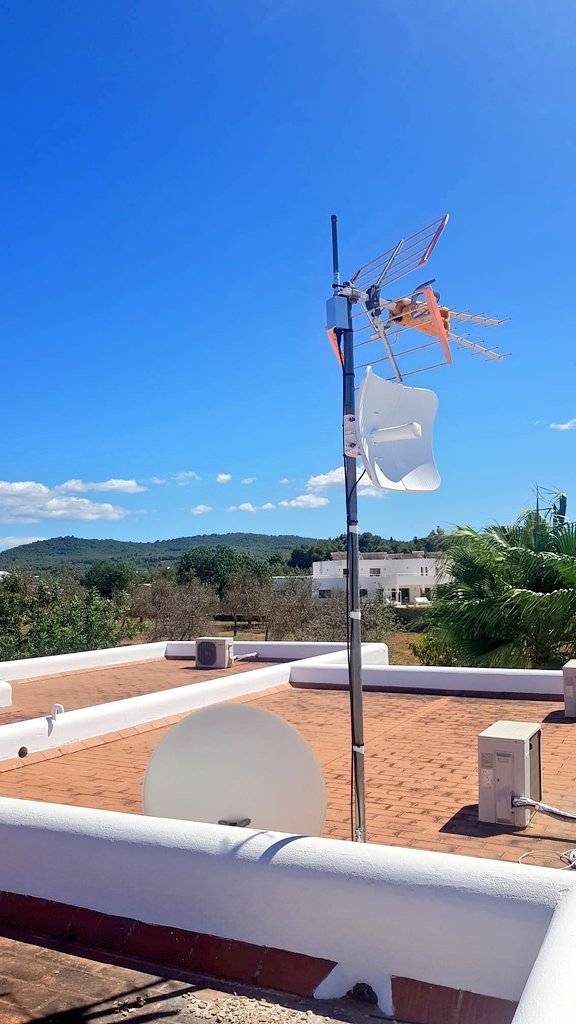 De_PINSIGHT's tweet photo. Another dead spot is now benefiting full @helium🎈 coverage in the #ibiza #campo @BobberCom. Getting ready for our POC launch.
#winteriscoming
@seeedstudio
@DIMO_Network
@belongnet
@peaqnetwork
@HeliumFndn
#elsys https://t.co/zwxx1CFdwb