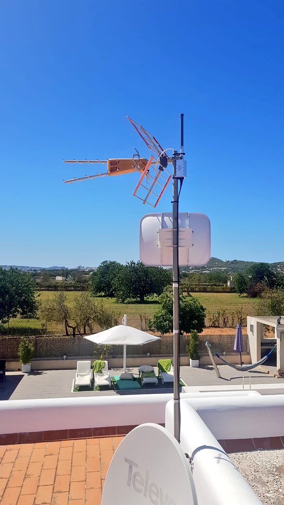 De_PINSIGHT's tweet photo. Another dead spot is now benefiting full @helium🎈 coverage in the #ibiza #campo @BobberCom. Getting ready for our POC launch.
#winteriscoming
@seeedstudio
@DIMO_Network
@belongnet
@peaqnetwork
@HeliumFndn
#elsys https://t.co/zwxx1CFdwb