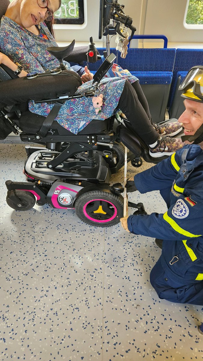 Katastrophenschutzübung Bremen 2023

Zugevakuierung auf freier Strecke/Brücke.

Spruch des Tages von ihm:
"Ich muss zugeben, damit haben wir nicht gerechnet."