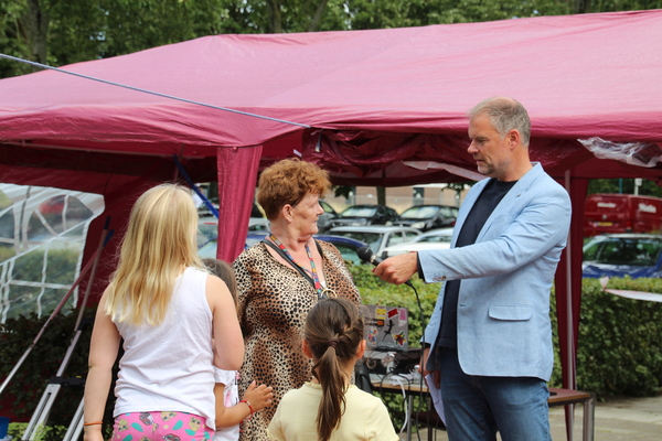 Bruisend straatfeest Alferbos in Meerzicht #Zoetermeer #JouwStadJouwNieuws dlvr.it/SvWm2R