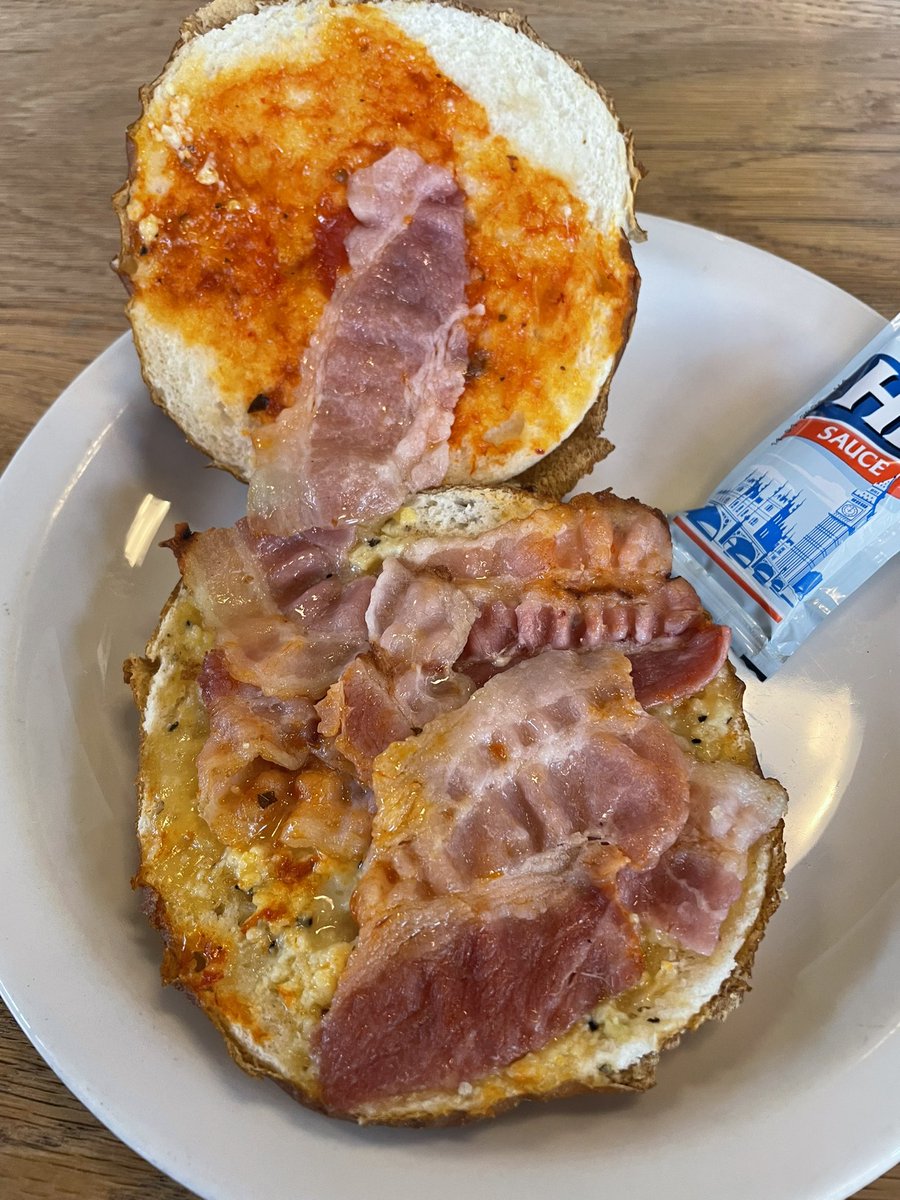 live4science's tweet photo. This is a @Starbucks breakfast roll. Apparently bacon, egg and tomato. It cost me the best part of a fiver.
I don’t have many regrets in my life but the for the few that I do, this is one of them. This is a pathetic attempt at a breakfast roll. #starbucks #breakfast #ripoff https://t.co/ANAGziR1Wh
