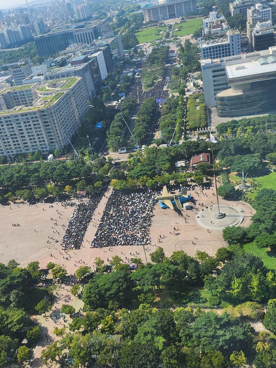 lukalouisriri's tweet image. 여의도 공원까지 가득 찬!
이십만이 넘는 교사의 외침을 듣고 현장의 요구를 즉각 반영하라!