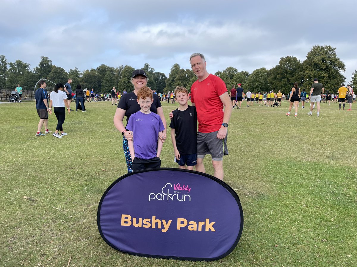 AmyAbethell's tweet photo. @colwickparkrun touristing at @bushyparkrun today. Wowzers there is a lot of people. Great experience, thank you to all the volunteers. 👏🏻👏🏻 https://t.co/lQsPV54bU6