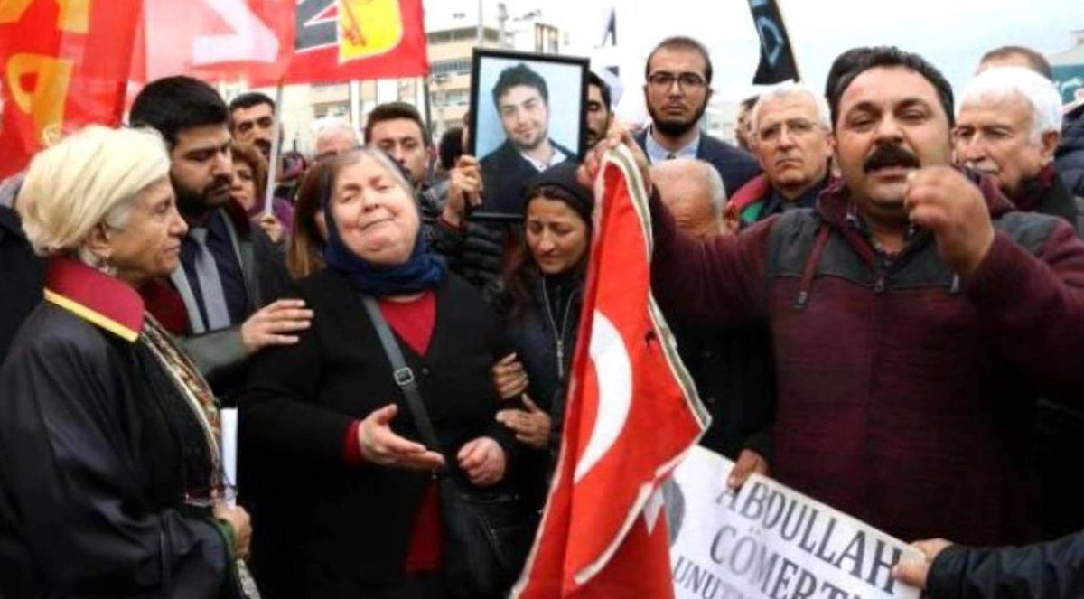 esik_platform's tweet photo. Mücadele arkadaşımız, "yaşamını insan hakları mücadelesine adamış avukat #HaticeCan, 6 Şubat’taki depremde, kendisi gibi yaşamını başkalarının haklarını korumaya adamış eşi Mithat Can’la birlikte, otuz yılı aşkın süredir oturdukları Rana Apartmanı’nda enkaz altında kaldı.” Bugün #HaticeCan’ın doğum günü.
@gtahincioglu 📝
#Hatay #207GünKaçGünEder #6ŞubatDepremleri
https://t.co/yrDqa7Uxu5