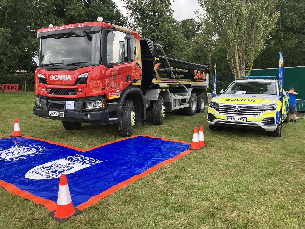 Our colleagues in Thames Valley are having their open day today. As a joint unit we are there to show people the vision available from an HGV perspective. Thank you John Mould for the support with a truck. Road Safety partnership in action #JOUCVU