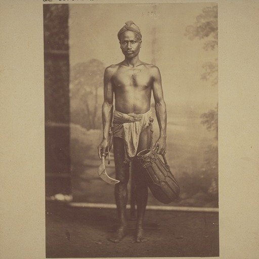 nishantr's tweet photo. "Indischer Palmweinzieher, Billawer"
It translates to an Indian Palm wine (toddy) tapper from #Billava community. undated(before 1902)
Billava/Poojari/Biruva are majority #Tulu speaking community.
I Colorised the original black & white image found in #BaselMission archives. https://t.co/Ucz1i1YAJp