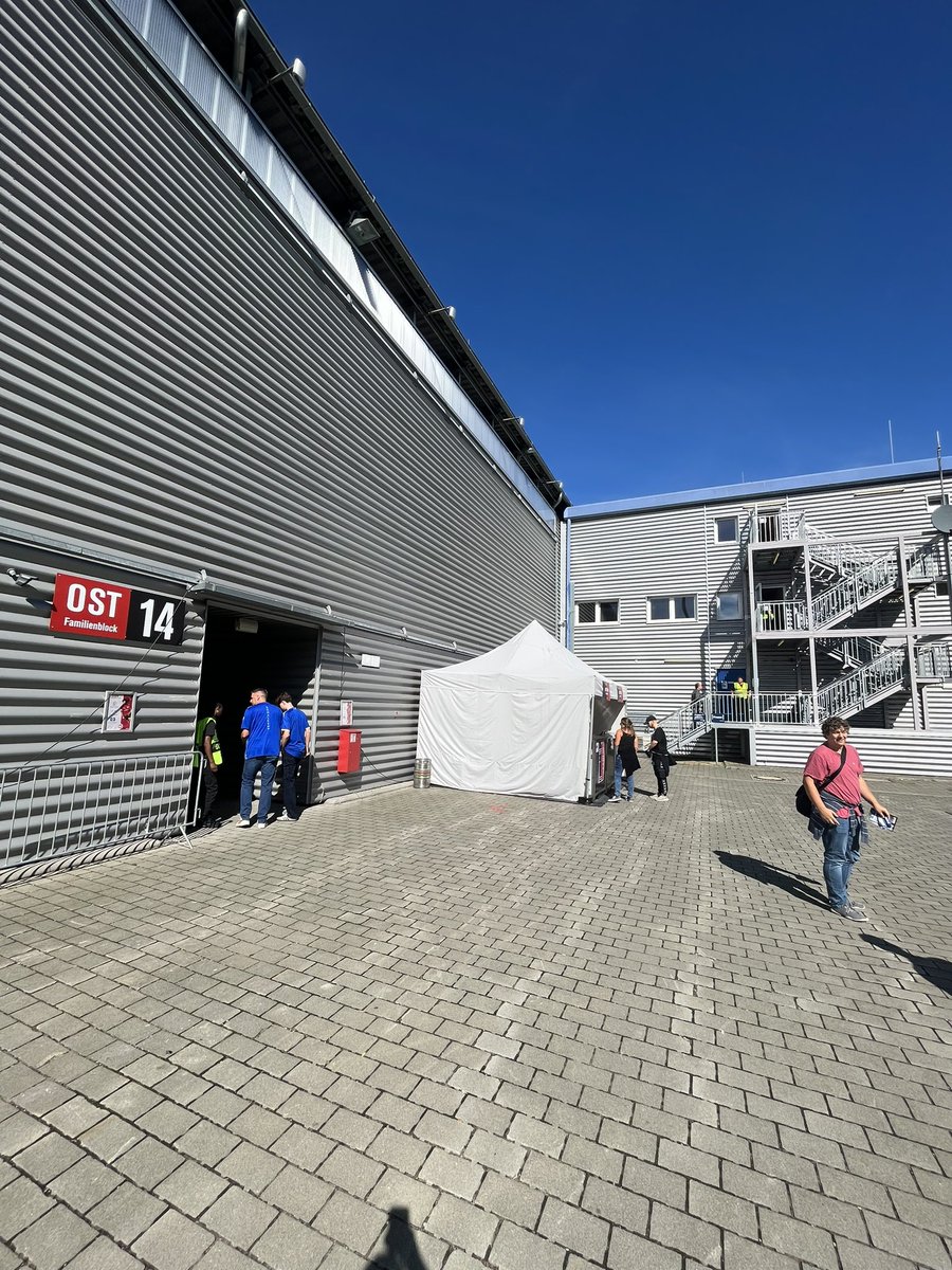 Moin vom SV Wellblech Wiesbaden, oder wie <a href="/robin_haack/">Robin Haack</a> sagt: Sieht aus wie ein Hintereingang von Ikea.

#S04 #WIES04