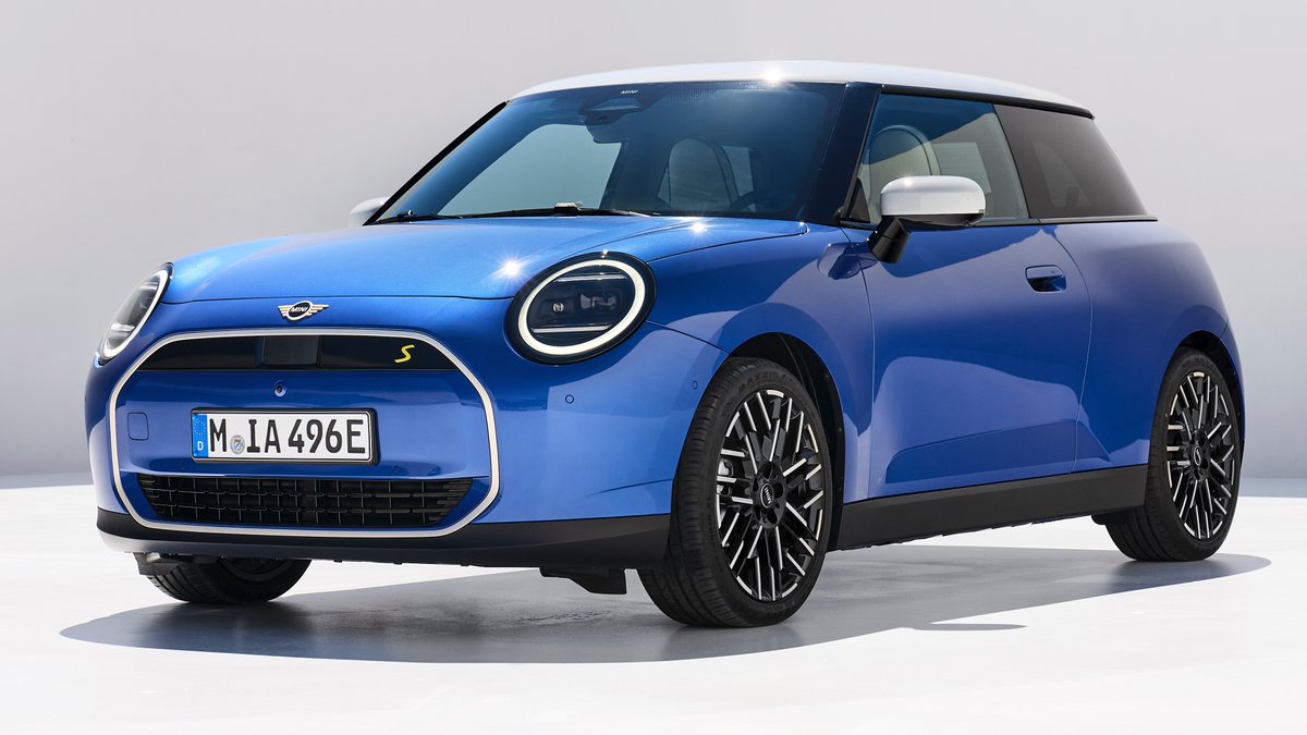 auto_moto_pl's tweet photo. ❗️News ❗️News❗️
➡️🇬🇧#Mini nowe elektryczne MINI Cooper
▪️Silnik elektryczny MINI Cooper E o mocy 135 kW (184 KM) zapewnia moment obrotowy 290 Nm i przyspieszenie od 0 do 100 km/h w 7,3 s
▪️MINI Cooper SE o mocy 160 kW (218 KM) oferuje maksymalny moment obrotowy 330 Nm i przyspieszenie od 0 do 100 km/h w 6,7 s
▪️Zasięg MINI Cooper E z akumulatorem wysokonapięciowym o pojemności energetycznej 40,7 kWh wynosi 305 km
▪️W MINI Cooper SE z akumulatorem o pojemności energetycznej 54,2 kWh obliczony zasięg zwiększa się do maksymalnie 402 km