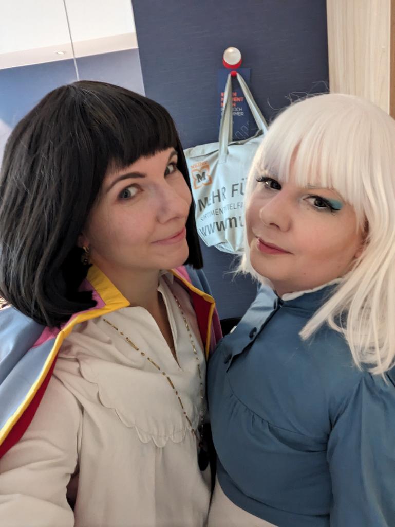 BananiHanni's tweet photo. Howl and Sophie today ❤️

@KuriCaetCosplay ist beautiful wie immer, aber nicht so schick wie ich heute 😎❤️ https://t.co/UFjTrHYIn8