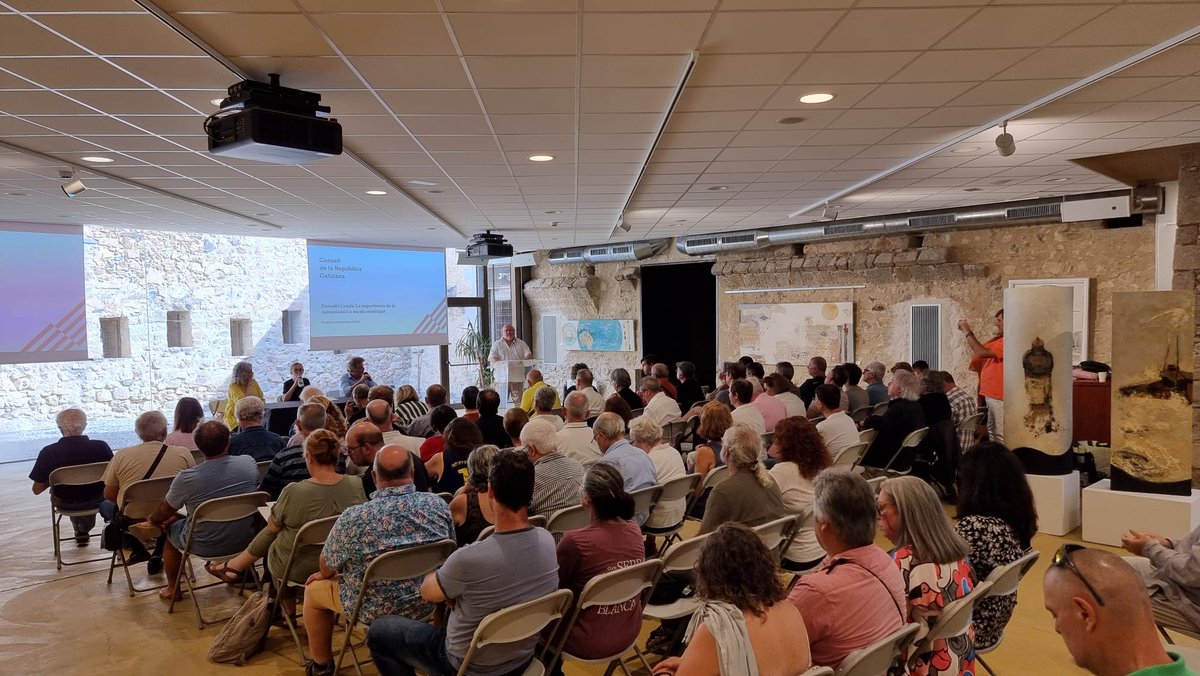 ConsellRep's tweet photo. 🔴 Trobada de coordinació amb representants de prop d'un centenar de Consells Locals de tot el Principat a #Calonge.

Intervenen els consellers @CastellaToni, @TeresaVallverd1 i @MontserratCorr9.

#PreparemNos https://t.co/7FESp45rWP
