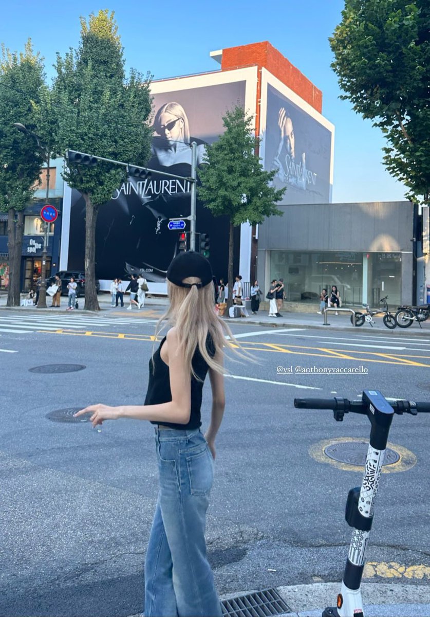 rosespics's tweet photo. saint laurent girl https://t.co/jGvI4cpY1S