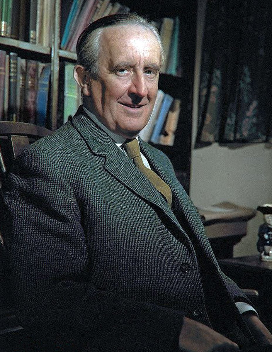 UniCatolicos_es's tweet photo. Hoy hace 50 años de que falleciera J.R.R. Tolkien, escritor católico y creador de una de las mejores sagas literarias de la historia: El Señor de los Anillos.
👉🏼 «No es la fuerza del cuerpo lo que cuenta, sino la fuerza del espíritu».
👉🏼 «Hay algo bueno en este mundo, señor Frodo… y vale la pena luchar por ello».
(Sam, en El Señor de los Anillos)