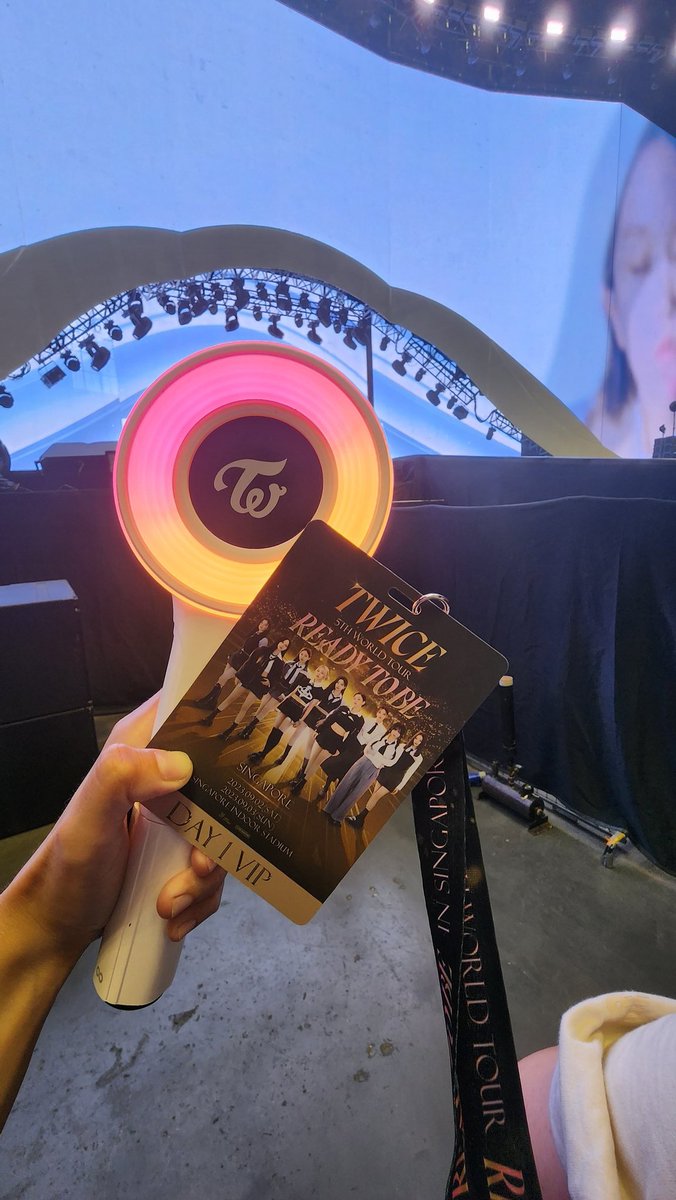 kazz_once's tweet photo. barricade secured 🤍
made a last minute banner since I forgot it at the home 😭 https://t.co/E4Sb7CCEpU