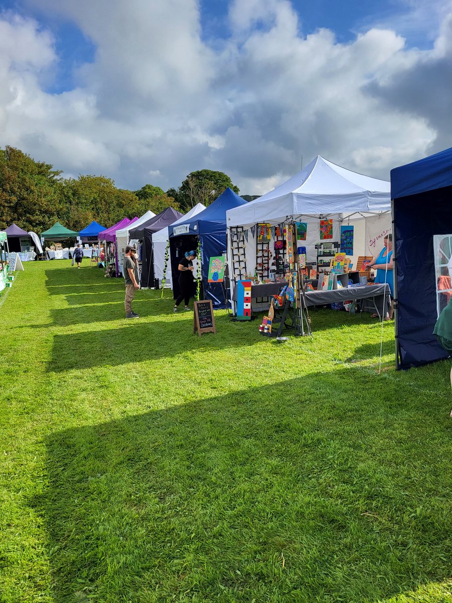 It all going on this weekend at the Wolverton Manor Garden & Craft Fair @wolvertongf here on the Isle of Wight, The sun is out (at last) what's not to love. @VisitIOW @HovertravelLtd @RedFunnelFerry @wightlinkferry @SouthernVectis @VisitEnglandBiz @VisitBritain #isleofwight