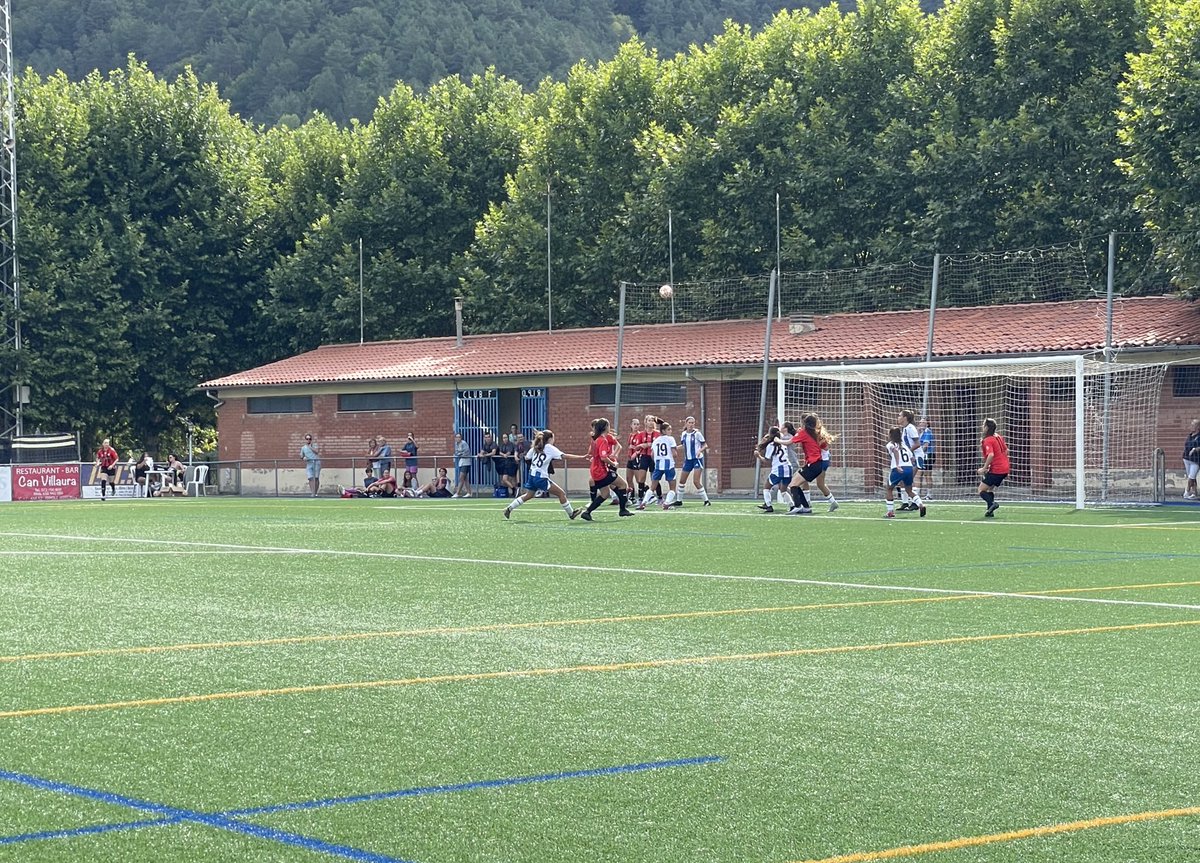 Aj_Ripoll's tweet photo. ⚽️ Avui i demà es disputen al camp municipal d’esports de #Ripoll els partits d’un dels grups juvenils de la Catalunya Girls Cup, amb l’Athletic de Bilbao, l’Espanyol, el Reus i l’Atlètic Ripoll. Us animem a venir a gaudir del futbol femení! https://t.co/Os1aZ5laZE