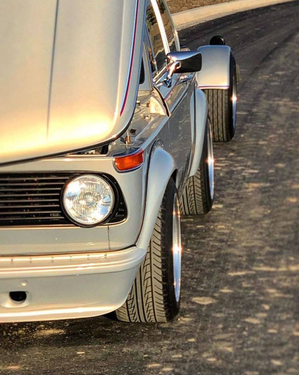 CarManToday's tweet photo. BMW 2002 Turbo
#bmw2002 #2002turbo #BMW Cars 101 https://t.co/qtMMZtb6yv