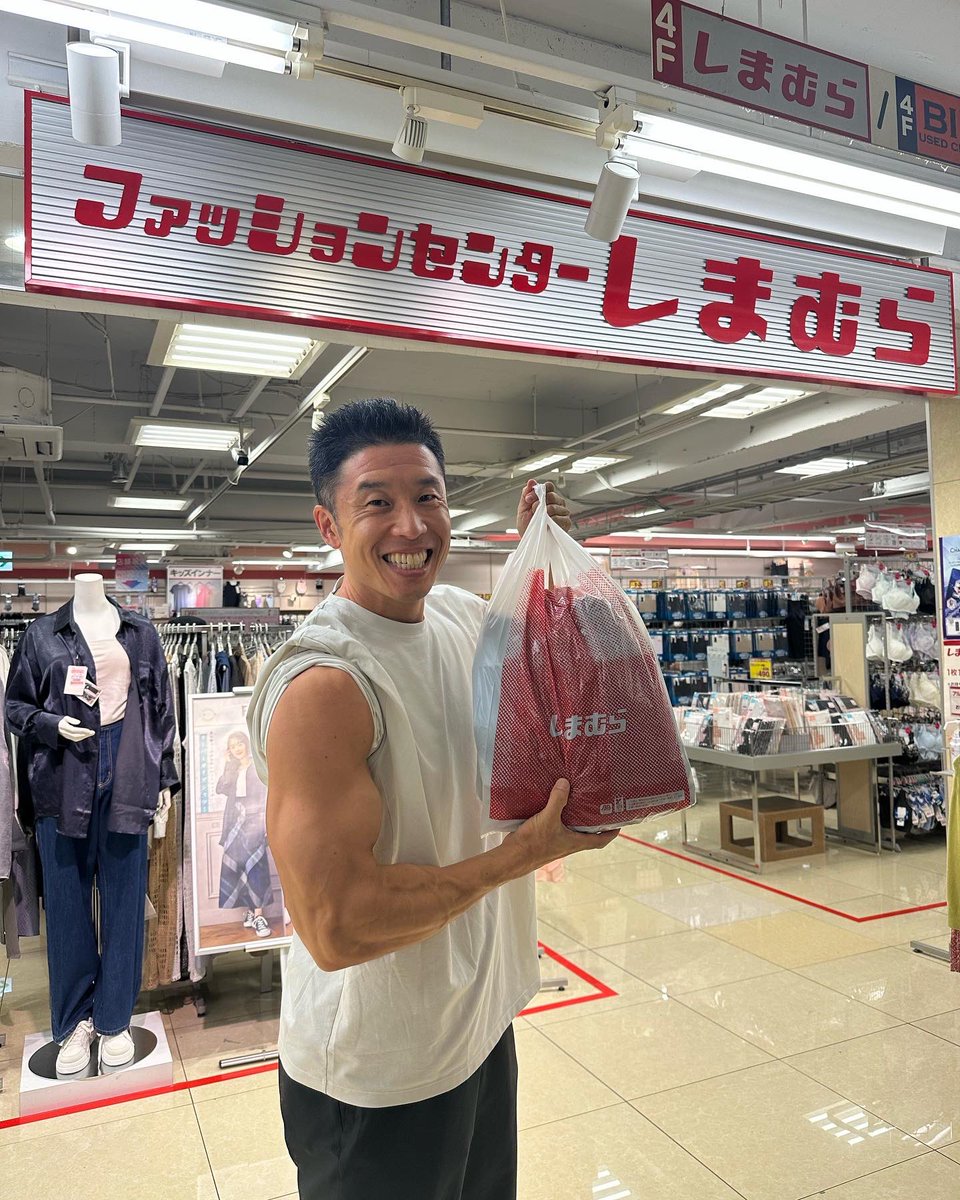 kinnikun0917's tweet photo. しまむら×なかやまきんに君のコラボアイテムが発売しました。

僕はゆったりパーカー(Lサイズ)を買いました。

キッズ用のヤートレーナーはオンライン限定商品です。
こちらどうぞ↓
https://t.co/GxWept4Dx1なかやまきんに君&amp;b=shimamura

パワー
なかやまきんに君 https://t.co/HcGZwAa8hc