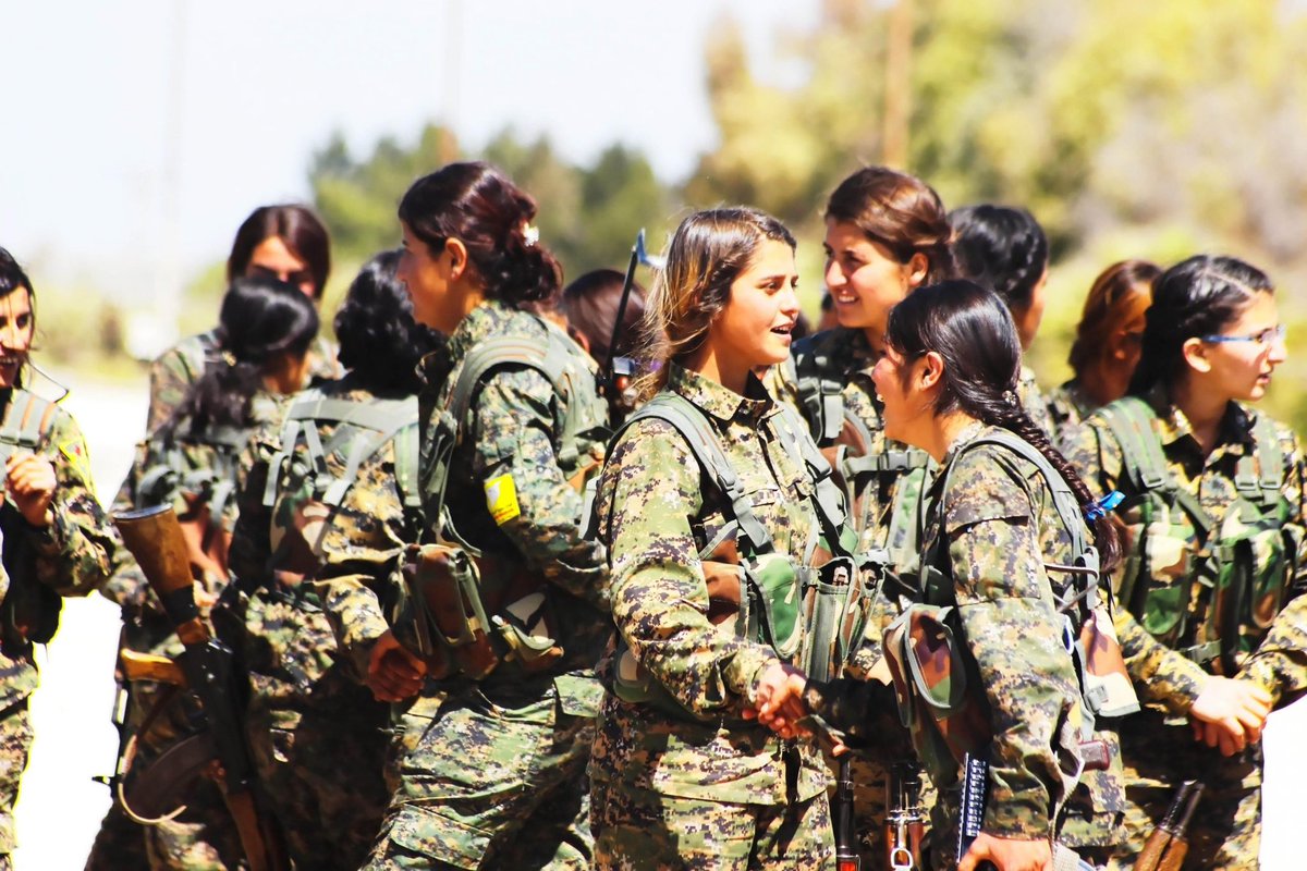 Limportant_fr's tweet photo. En Syrie (Rojava) et en Irak (Bashur), les Kurdes ont été la principale force à combattre l’EI. Le montant de l’aide internationale qui leur est destinée représente moins d’un pour cent de l’aide reçue, jusqu’à présent, par les forces ukrainiennes. #Kurdistan https://t.co/by8eKXvAee