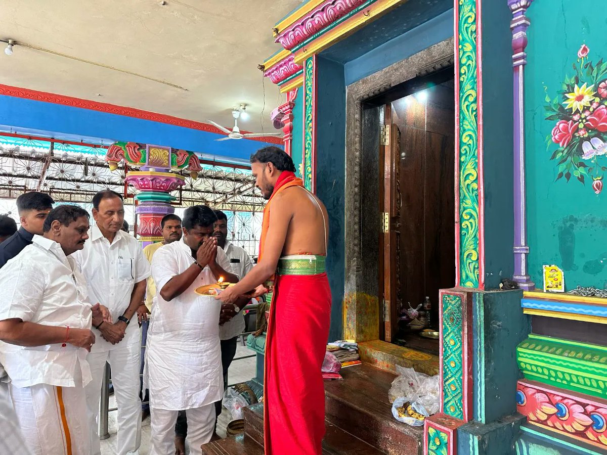 TeamRK_BJP's tweet photo. ప్రజలందరూ.. సుఖ సంతోషాలతో ఉండాలని..
దేశం సుభిక్షంగా ఉండాలని ఆ గణనాథుని ప్రార్ధిస్తూ..
బోయినపల్లి వినాయకుడి గుడిలో పూజలలో పాల్గొన్నాను.
#ganeshtemple #boinpally #ganeshchaturthi #ganeshutsav2023 #BJP4Telangana
#teamrk #scb #secunderabad #cantonment #basthibata #meetyourmember https://t.co/wCdZTFo3wf