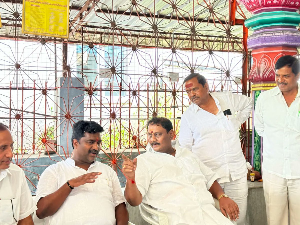 TeamRK_BJP's tweet photo. ప్రజలందరూ.. సుఖ సంతోషాలతో ఉండాలని..
దేశం సుభిక్షంగా ఉండాలని ఆ గణనాథుని ప్రార్ధిస్తూ..
బోయినపల్లి వినాయకుడి గుడిలో పూజలలో పాల్గొన్నాను.
#ganeshtemple #boinpally #ganeshchaturthi #ganeshutsav2023 #BJP4Telangana
#teamrk #scb #secunderabad #cantonment #basthibata #meetyourmember https://t.co/wCdZTFo3wf