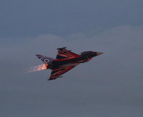 SamRobMash5's tweet photo. Taken by my 15 yr old daughter amateur photographer on a small Canon lens. Not too shabby. I cried when they came on! The Typhoon and The Red Arrows- so loved. โค๏ธ@RAFTyphoonTeam @rafredarrows @BmthAirFest #bringonthenoise #bournemouthair #raf #Bournemouth https://t.co/ijGDDlLm85