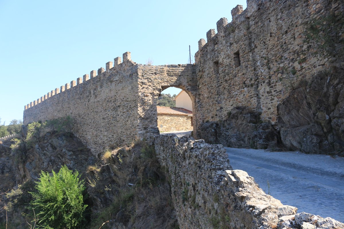 Buitrago del Lozoya, en la sierra de Guadarrama, Madrid,
#buitragodellozoya #madrid #sierradeguadarrama #edadmedia #medieval #muralla #castillo #ríolozoya