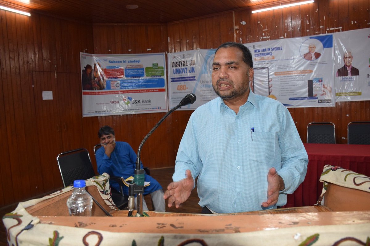 dicbudgam's tweet photo. Day-3 #DigitalJk #online services . Some of the glimpses of digital mela at sheikh ul alam hall budgam today .⁦@diprjk⁩ ⁦@ddnewsSrinagar⁩ ⁦@PIBSrinagar⁩ https://t.co/hi0OBCwq2s