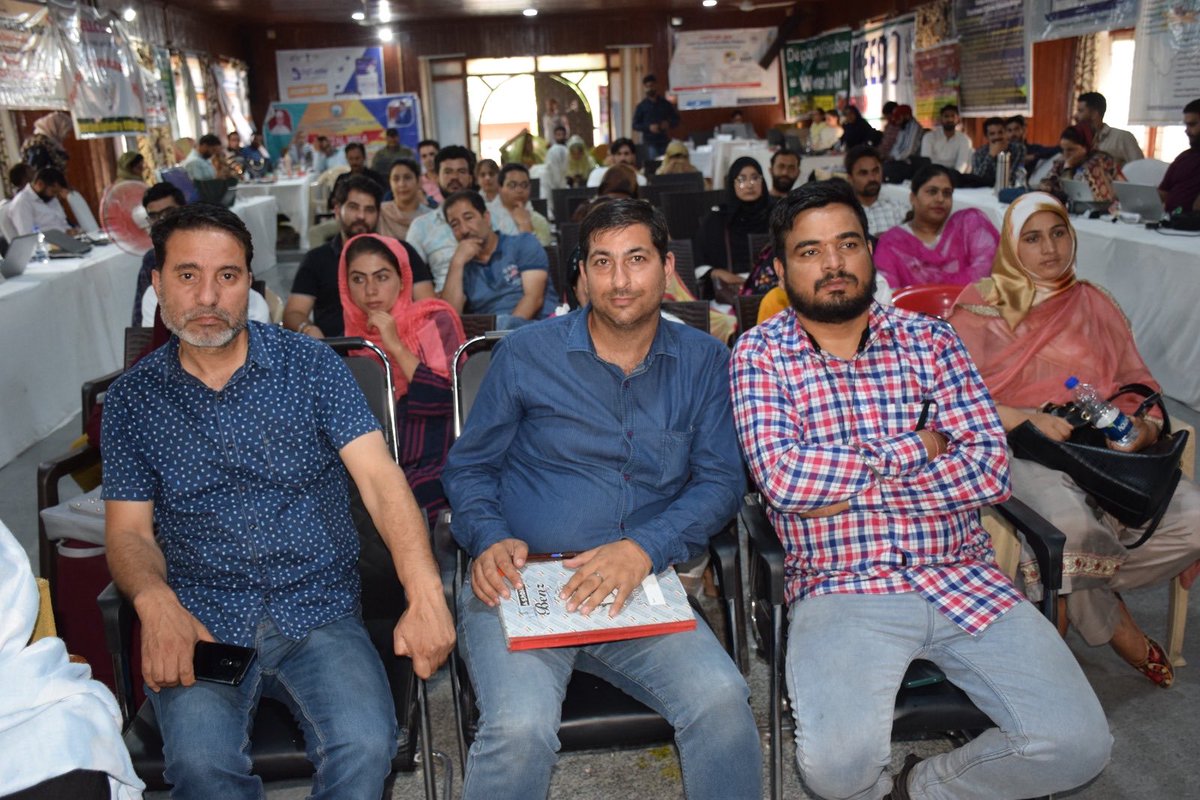 dicbudgam's tweet photo. Day-3 #DigitalJk #online services . Some of the glimpses of digital mela at sheikh ul alam hall budgam today .⁦@diprjk⁩ ⁦@ddnewsSrinagar⁩ ⁦@PIBSrinagar⁩ https://t.co/hi0OBCwq2s