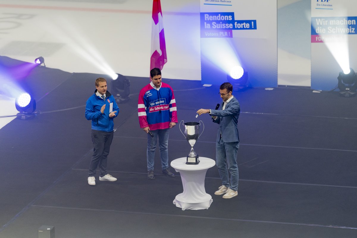 PLR_Suisse's tweet image. Notre vice-président @andrisilber et le président des @JLR_CH @themattmueller_ dialoguent au sujet de l'initiative @SauverLesRentes. Elle vise à stabiliser les finances 💰 de l'AVS et assurer une retraite 👴🏽👵🏻 aux générations futures. #EF2023 #teamPLR #PLR2023 #VotonsPLR