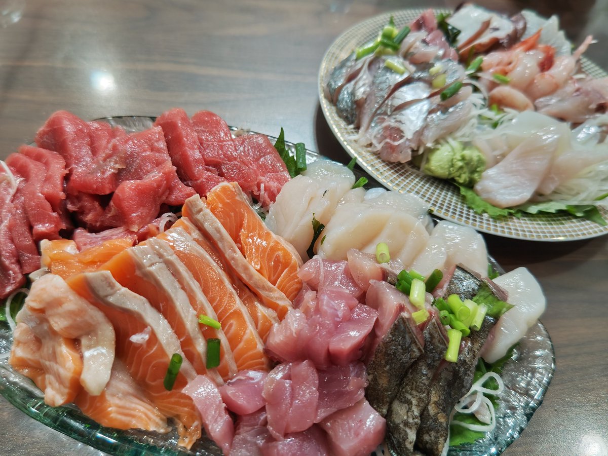 娘の誕生日ディナーのリクエストは手巻き寿司。鮮魚えびすさんで豪華なお刺し身盛り合わせを作っていただき、大興奮しています！！果たして食べ切れるのか？！