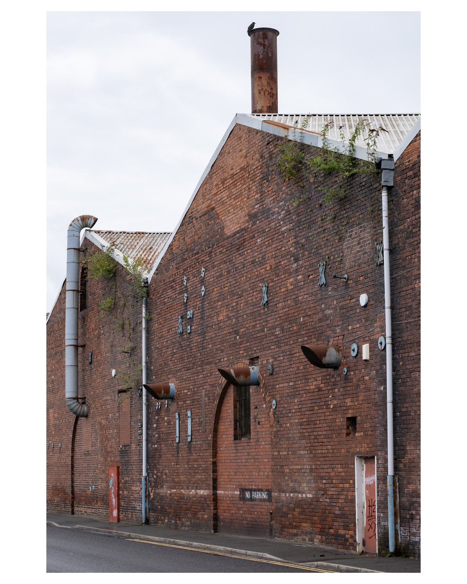 Walls of the past. #leeds #redbrick #wall #industrialpast #exploreengland #urbanexplorer