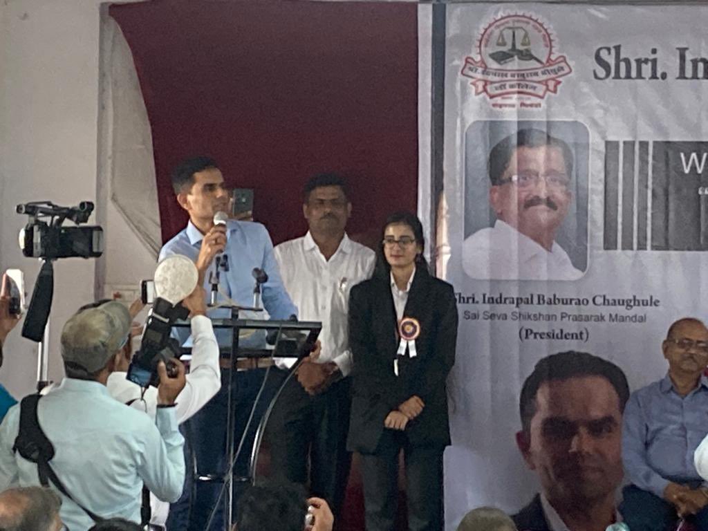 swankhede_IRS's tweet photo. Fortunate to be invited as a chief guest to Shri. Indrapal Chaughule Law College & Aatmasamman manch to talk about Women’s right to work with dignity & about the Drug Abuse to the budding lawyers of our country.
Every woman has the right to work with dignity, free of fear, duress and discrimination. Law very well respects women's dignity and modesty. My heartfelt wish to see INDIA Drug free often finds me sharing information about this menace. It’s my moral responsibility as a proud citizen to annihilate drugs off the country. 
Requested all our future lawyers to follow our REAL HEROS like Chhatrapati Shivaji Maharaj, Dr Baba Saheb Ambedkar ji & the likes because only if we set our standards high we can attain our goals in life . 
#VandeMataram #JaiHind 🇮🇳