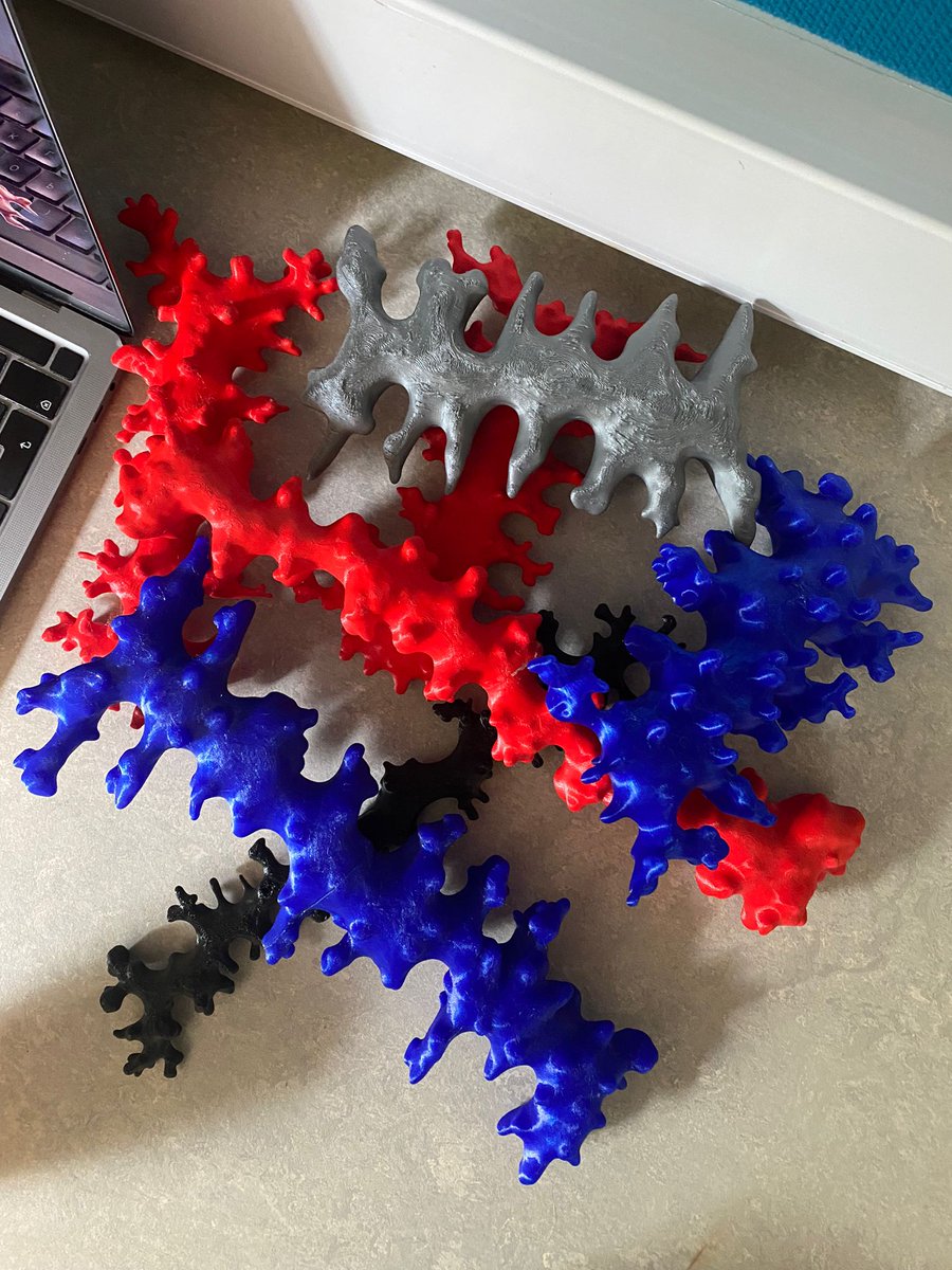 Brace yourselves: my 3D printed #phytolith army and I are presenting at the #EAA2023  today at 17:45 in session 500! 🤩