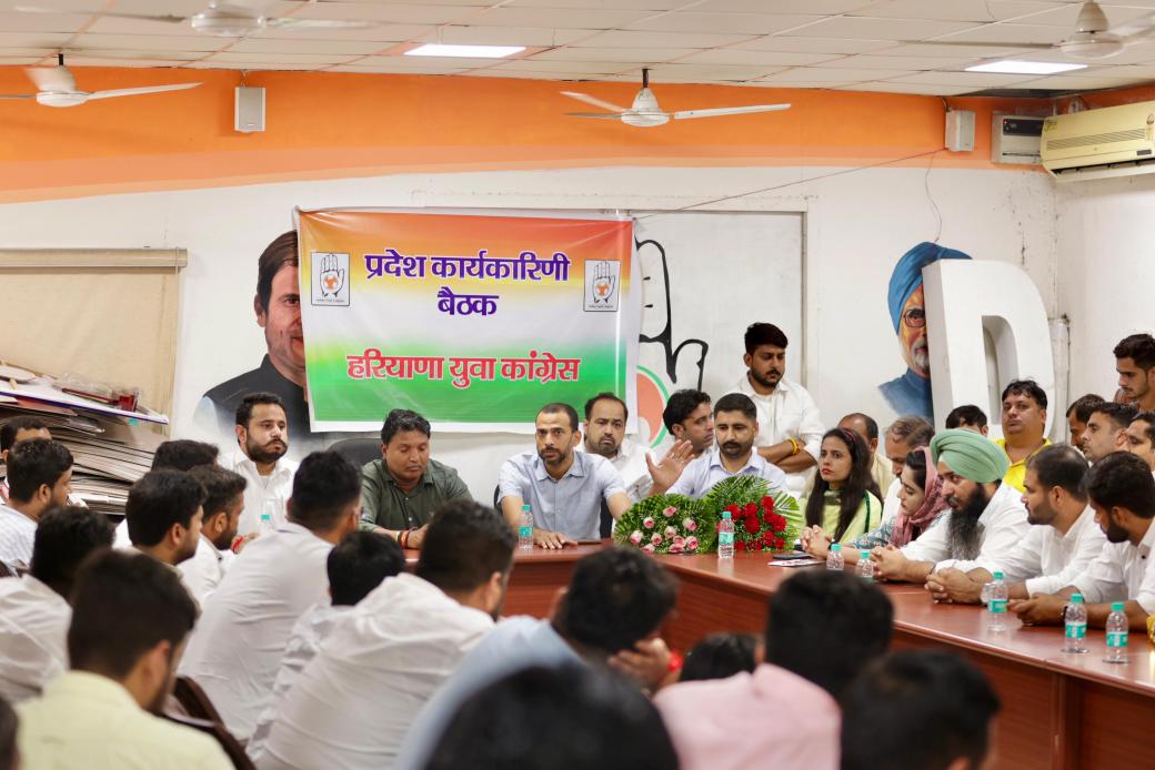 arunamahajaniyc's tweet photo. कल @IYC office में @Hryana_YC की प्रदेश कार्यकारिणी की बैठक का आयोजन राष्ट्रीय प्रभारी आदरणीय श्री @Allavaru जी,राष्ट्रीय अध्यक्ष श्री @srinivasiyc जी की अध्यक्षता में हुआ इस बैठक में हरियाणा प्रभारी @pradeepsurya23 प्रदेशाध्यक्ष  @NsuiBudhiraja समेत अन्य पदाधिकारी उपस्थित रहे। https://t.co/0vrk8XYtQw