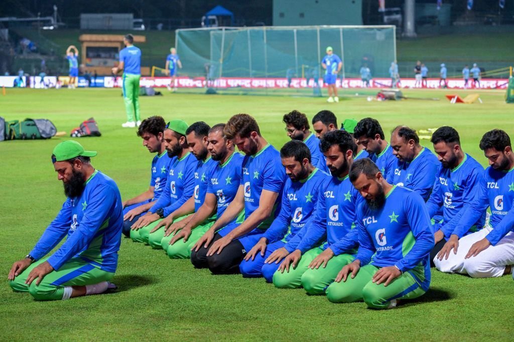 Al__Quraan's tweet photo. When in doubt, Pray.
When upset, Pray.
When thankful, Pray.

No matter what’s going on, Pray. https://t.co/WAhuuJLq1L