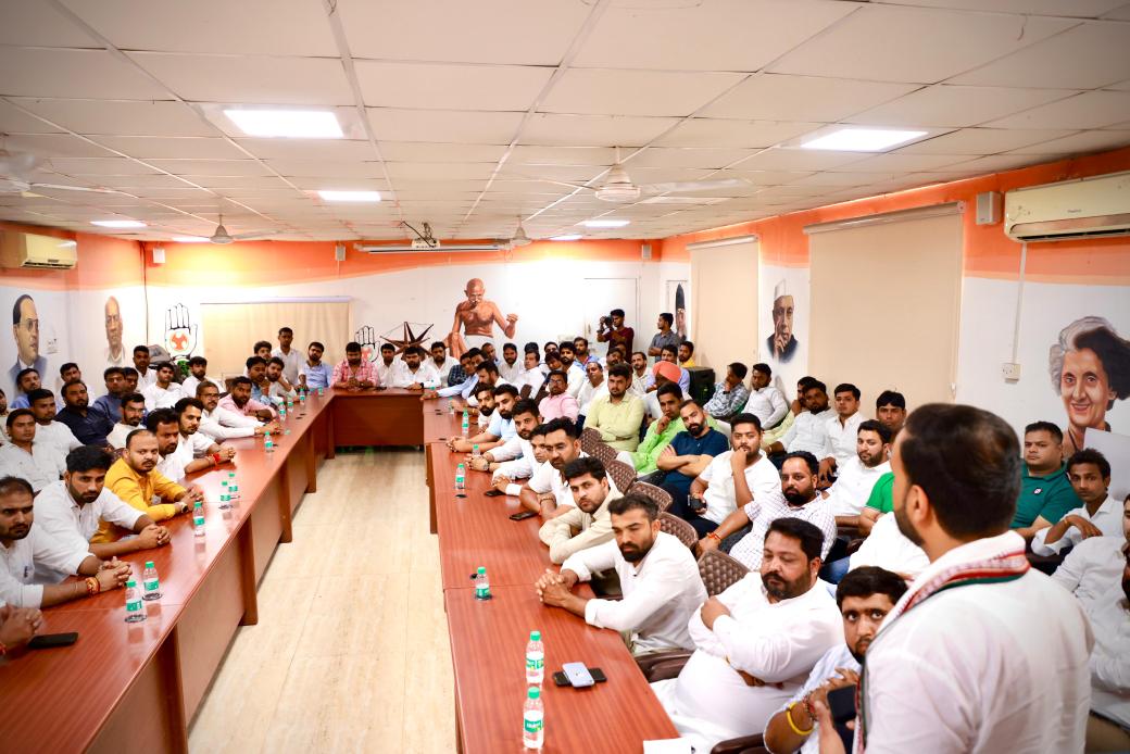 arunamahajaniyc's tweet photo. कल @IYC office में @Hryana_YC की प्रदेश कार्यकारिणी की बैठक का आयोजन राष्ट्रीय प्रभारी आदरणीय श्री @Allavaru जी,राष्ट्रीय अध्यक्ष श्री @srinivasiyc जी की अध्यक्षता में हुआ इस बैठक में हरियाणा प्रभारी @pradeepsurya23 प्रदेशाध्यक्ष  @NsuiBudhiraja समेत अन्य पदाधिकारी उपस्थित रहे। https://t.co/0vrk8XYtQw