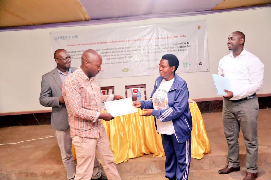 BMineagrie's tweet photo. Les participants ont pu pratiquer sur terrain l'établissement de ces variétés ds un champ de démonstratº de la station d’innovation #Mparambo de l'@isabu_officiel et des certificats leur ont été remis en présence de la dir du #BPEAE Cibitoke et le représentant de  l'@IITA_CGIAR. https://t.co/hmnoLhBd4J