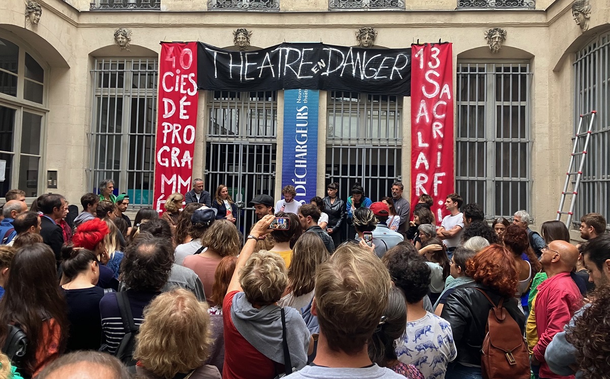 sceneweb's tweet photo. [actu] Forte mobilisation pour les Déchargeurs https://t.co/oD8o9TeU9m Près de 300 personnes se sont rassemblées vendredi 1er septembre dans la cour du théâtre @byDechargeurs, pour soutenir les salariés et les compagnies, après l’annonce de sa fermeture cet été. Mardi 5 septembre, le tribunal de commerce de Paris doit se prononcer sur une liquidation judiciaire ou un redressement judiciaire. L’équipe permanente met tout en oeuvre pour trouver des salles pour les 40 compagnies nauffragées.