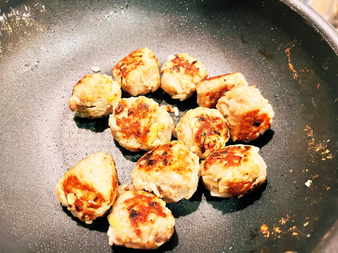 黒酢肉団子が食べたすぎて作っている。