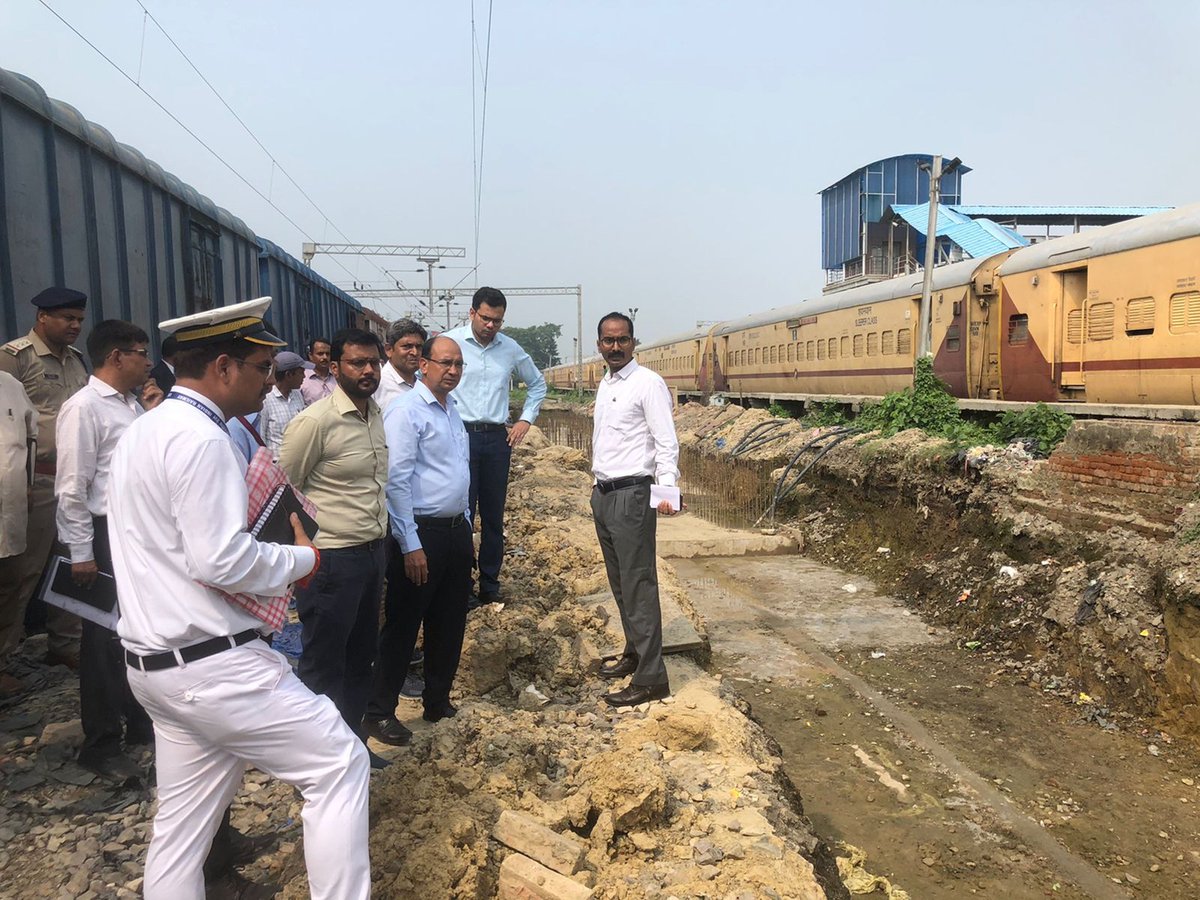 drm_lko's tweet photo. कल, दिनांक ०१ ०९ २३ को लखनऊ-अयोध्या रेलखंड का विंडो ट्रेलिंग करते हुए इस रेलखंड के निरीक्षण के दौरान, मार्ग में पड़ने वाले स्टेशनों की सफाई और समग्र स्थिति, विशेष रूप से प्वाइंट और क्रॉसिंग एवं इस रेल खंड में चल रहे दोहरीकरण के कार्यों की समीक्षा की I https://t.co/lDWXhiBpKR