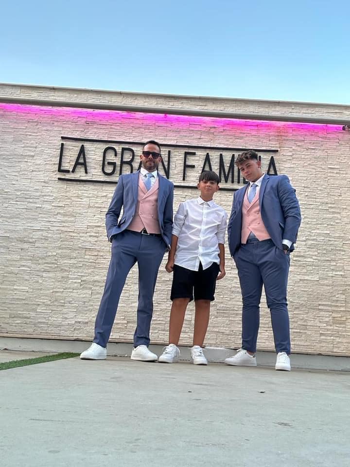 MODASEMC's tweet photo. Clientes satisfechos con #totallook Emc Almendralejo 📷
Elige la mejor opción de traje que valla con tu estilo
#eventos2023 #modahombre #emcalmendralejo #menstyle https://t.co/ZUFRDl3grY