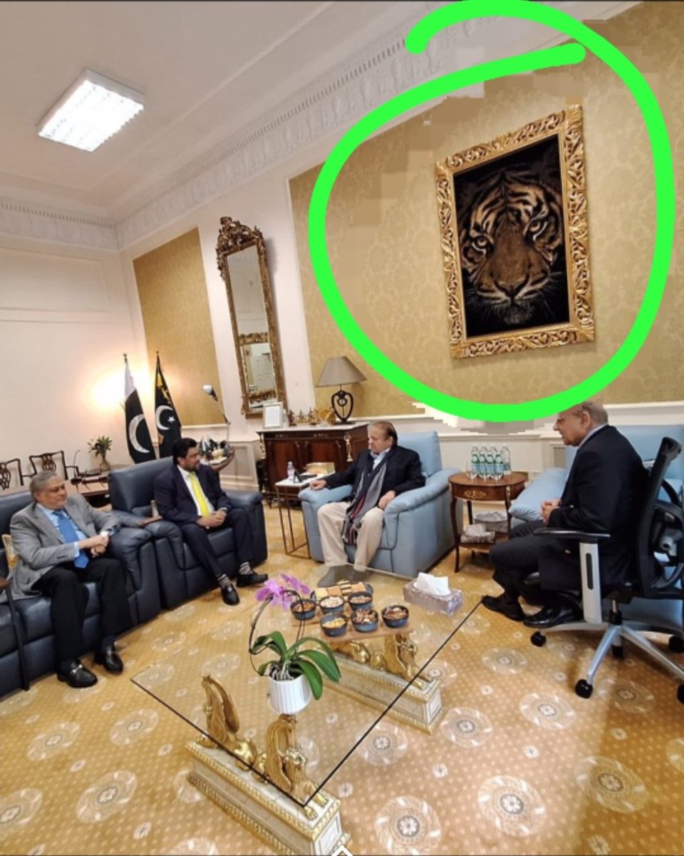 idoncorl3on3's tweet image. &quot;Just typical political gathering... or is it a scene straight out of a mafia flick? #KeepingItClassy&quot;
#peeMLN 
#ملک_گیرعوامی_ہڑتال
